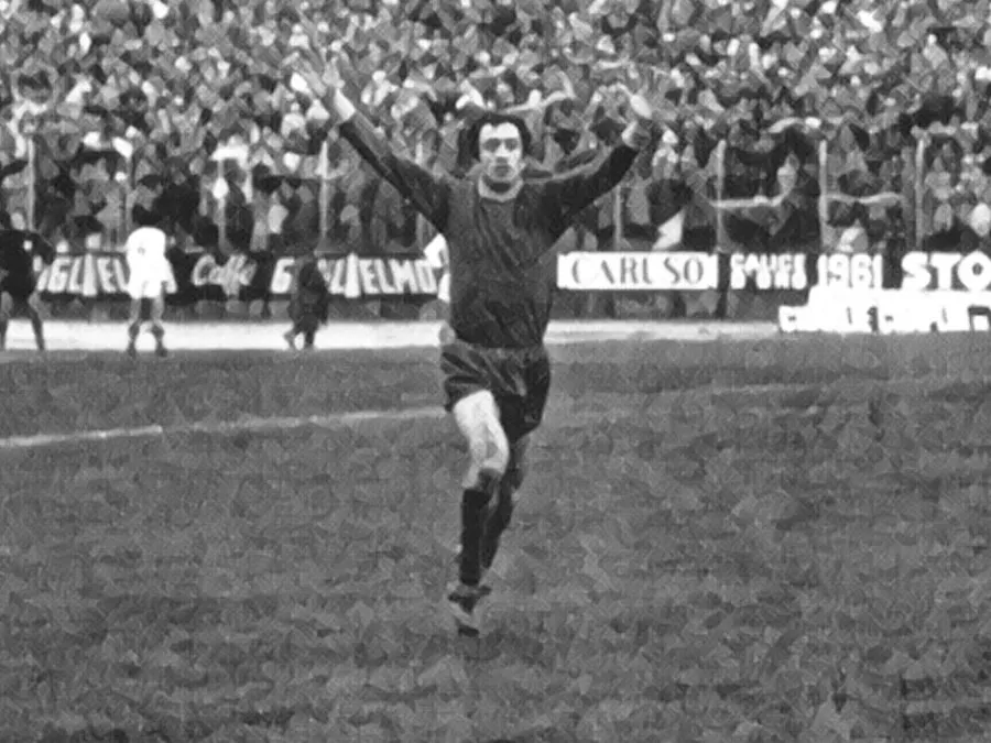Angelo Mammì esulta dopo il gol decisivo contro la Juventus nella storica vittoria del Catanzaro del 1972
