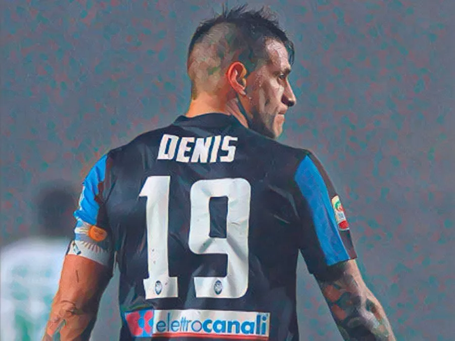 Germán Denis con la maglia dell’Atalanta durante una partita di Serie A al Gewiss Stadium