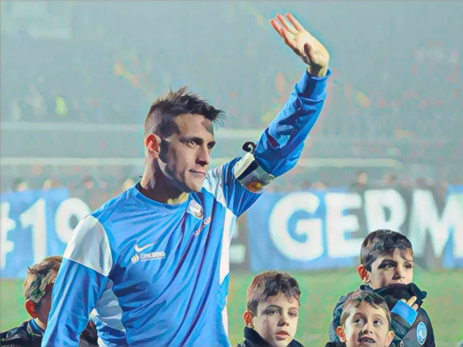 German Denis segna il suo ultimo gol con l’Atalanta contro il Sassuolo nel gennaio 2016 e saluta il pubblico in lacrime
