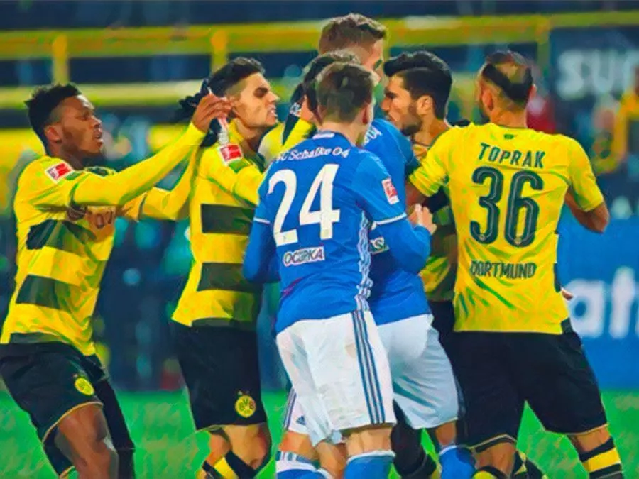 Giocatori del Borussia Dortmund e Schalke 04 si fronteggiano durante un derby molto sentito