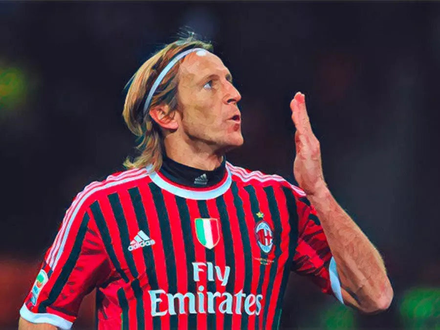 Massimo Ambrosini esulta dopo il suo ultimo gol con la maglia del Milan contro il Cagliari nel gennaio 2012