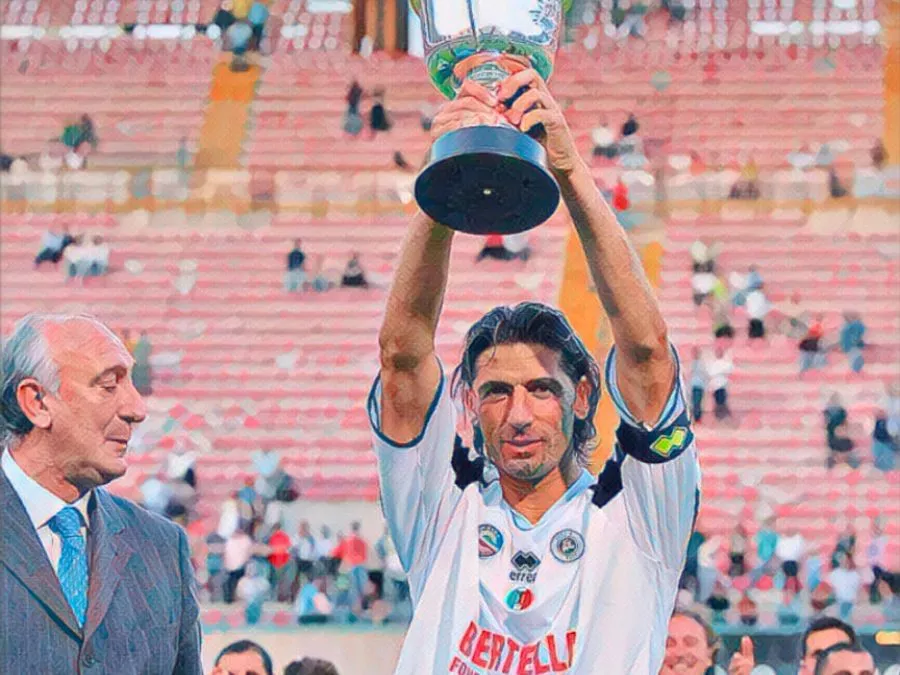 roberto maltagliati con la maglia dello Spezia alza la coppa per la promozione in serie b