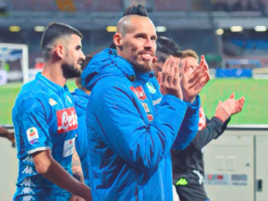 Marek Hamsik saluta il pubblico del San Paolo durante la sua ultima partita con il Napoli il 2 febbraio 2019