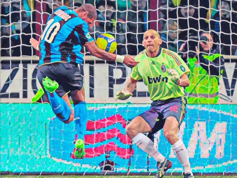 Adriano segna nel derby Inter Milan 2009