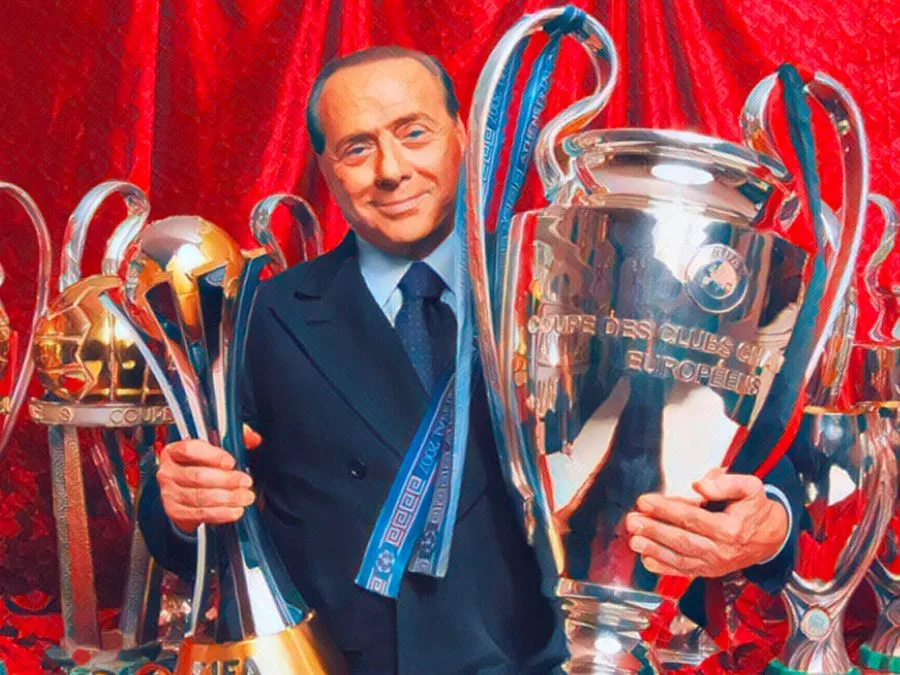Silvio Berlusconi mostra tutti i trofei conquistati con il suo Milan