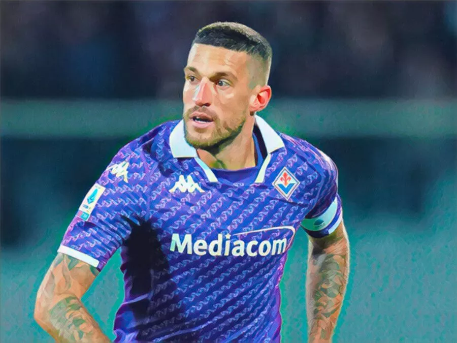 Cristiano Biraghi con la fascia da capitano della Fiorentina