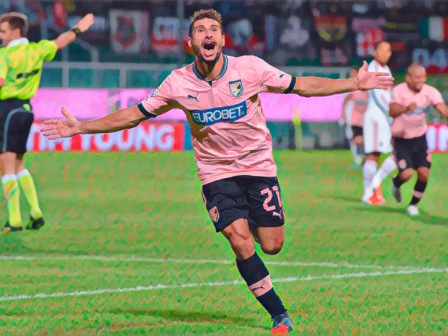 Franco Brienza in azione con la maglia del Palermo, simbolo del calcio di provincia e del talento puro italiano