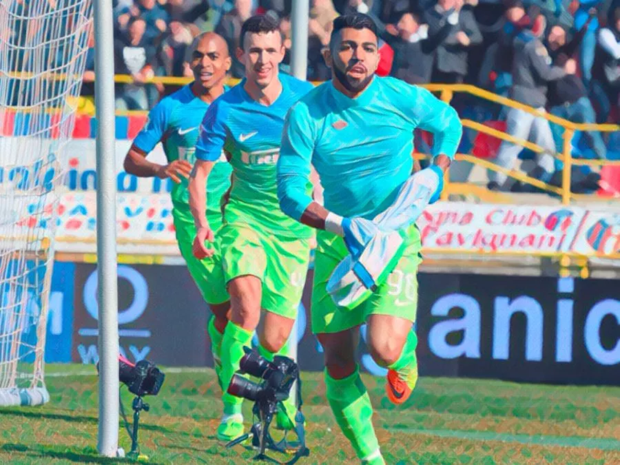 Gabigol esulta dopo il gol segnato al Bologna il 19 febbraio 2017 con la maglia dell’Inter