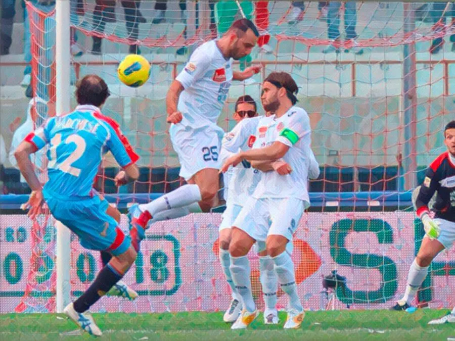 Giovanni Marchese esulta dopo il gol in Catania-Novara 3-1 del 2012 allo Stadio Massimino