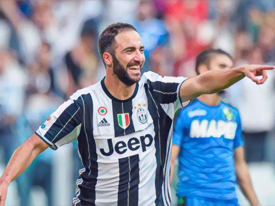 Gonzalo Higuain esulta dopo uno dei tre gol segnati in Juventus-Sassuolo del 4 febbraio 2018