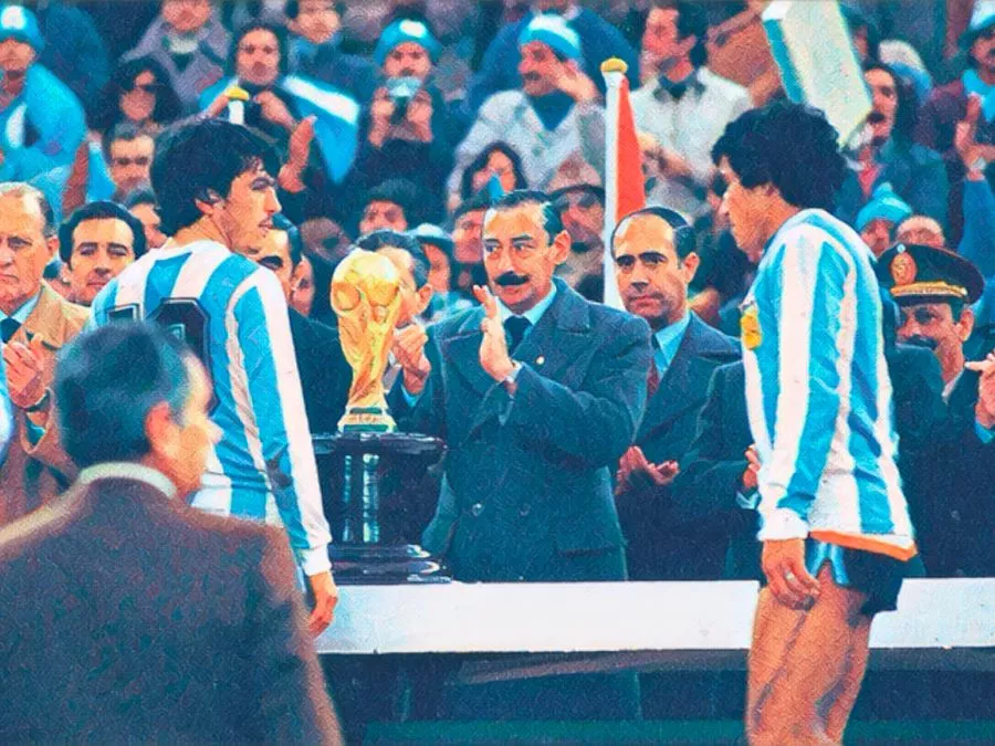 Jorge Rafael Videla consegna la Coppa del Mondo all'Argentina durante il Mondiale 1978