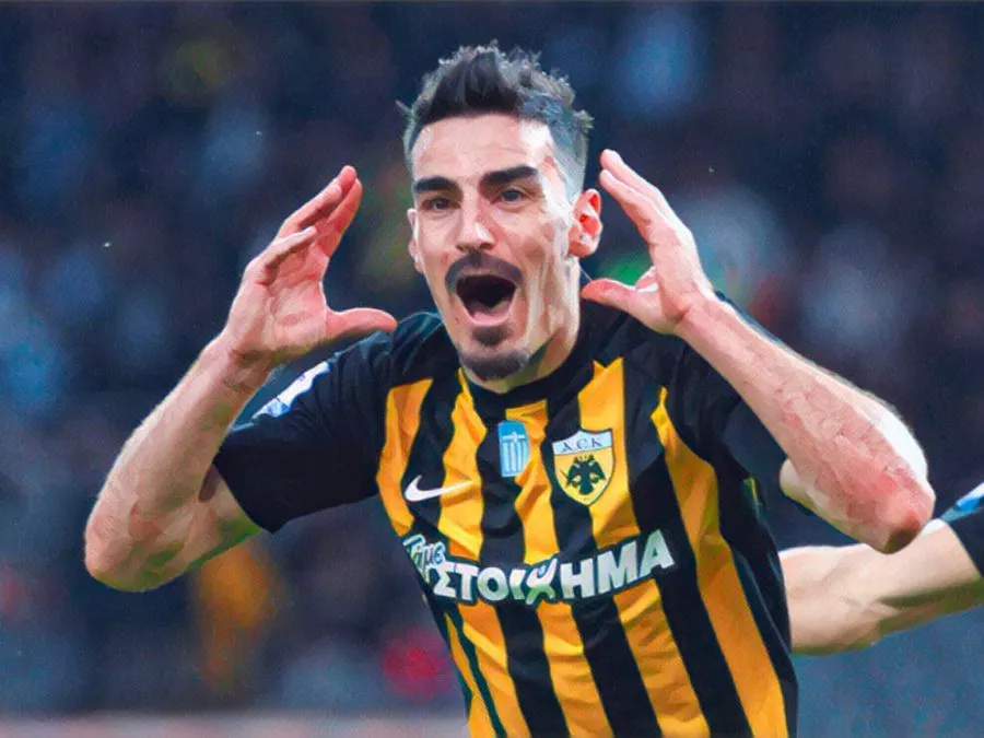 Lazaros Christodoulopoulos con la maglia dell’AEK Atene durante una partita di campionato