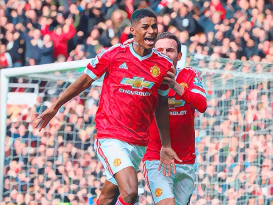 Marcus Rashford esulta dopo uno dei gol segnati contro l’Arsenal il 28 febbraio 2016 con il Manchester United