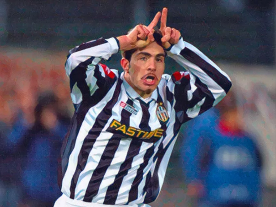 Enzo Maresca esulta mimando le corna nel derby Juventus-Torino del 2002