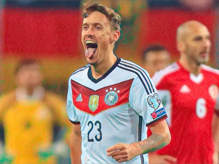 Max Kruse con la maglia della Germania durante una partita di qualificazione ai Mondiali 