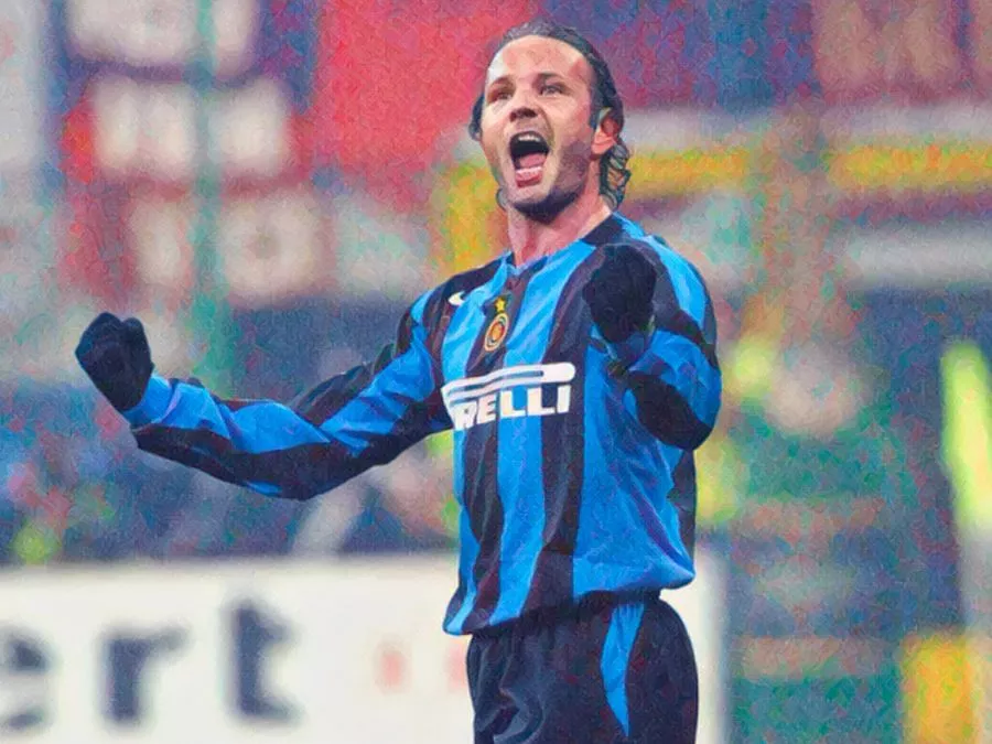 Sinisa Mihajlovic esulta dopo il gol su punizione in Inter Roma del 2005
