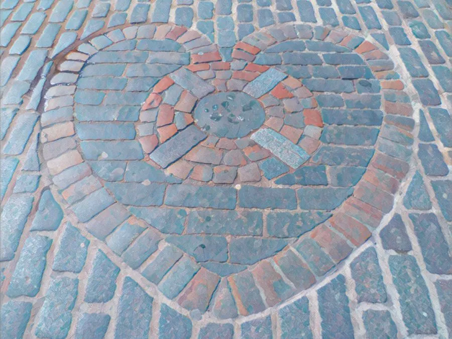 Il mosaico a forma di cuore incastonato nel Royal Mile a Edimburgo