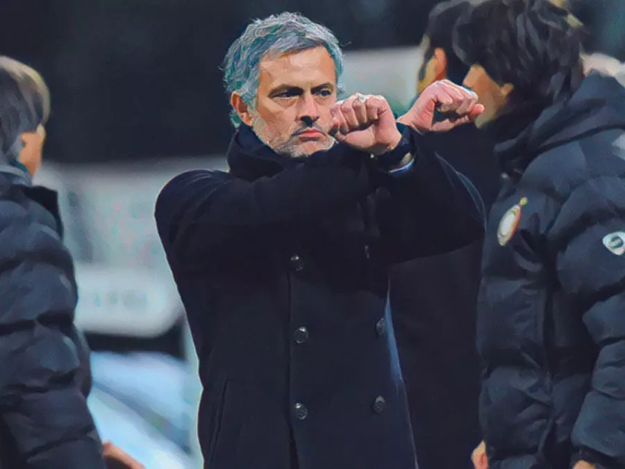 José Mourinho simula il gesto delle manette durante Inter-Sampdoria del 20 febbraio 2010