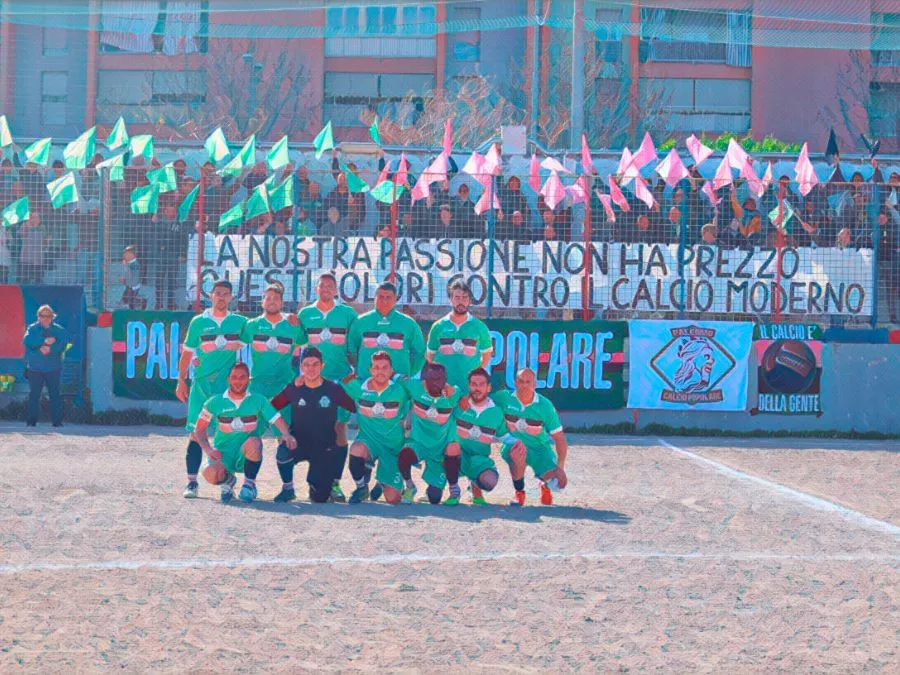 Giocatori e tifosi del Palermo Calcio Popolare con il simbolo del Genio verderosanero
