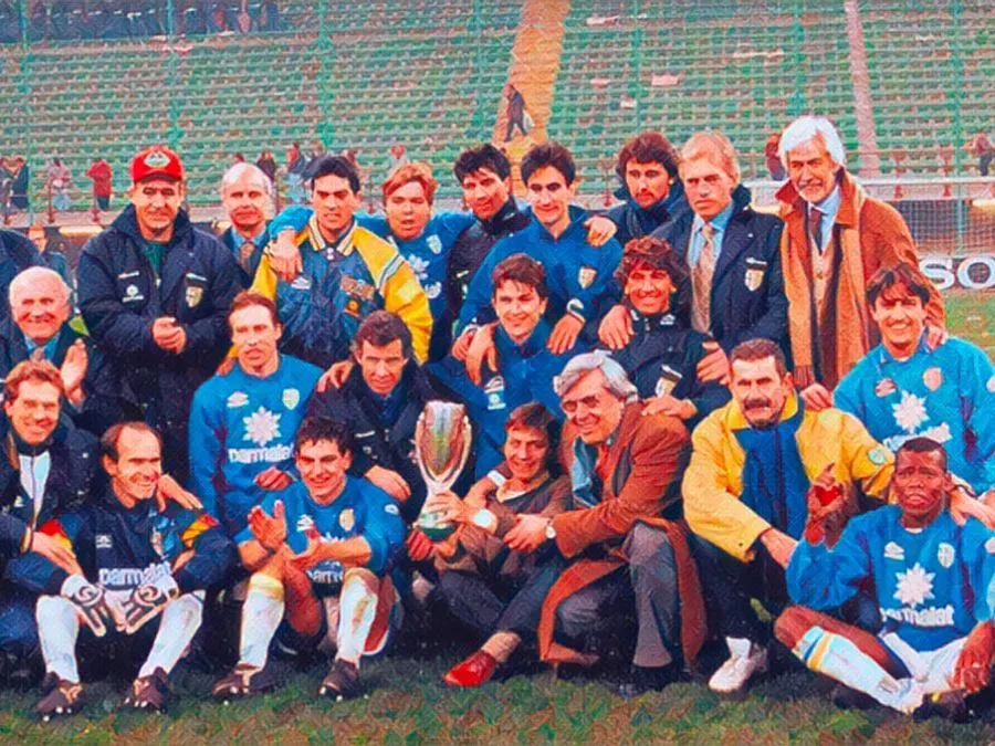 Il Parma solleva la Supercoppa Europea 1994 a San Siro dopo la vittoria contro il Milan