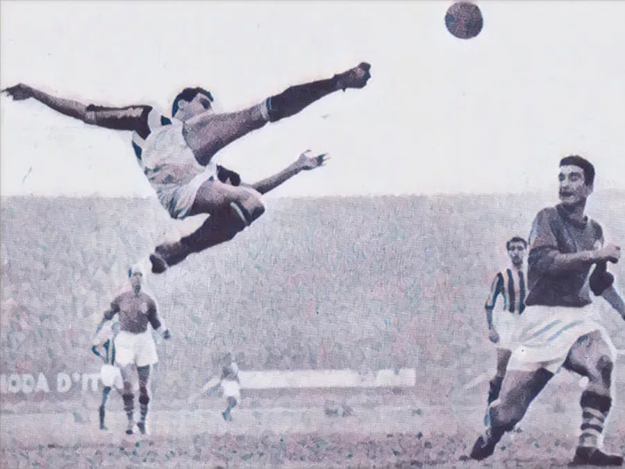 La rovesciata di Carlo Parola durante Fiorentina Juventus del 1950, immagine simbolo dell’Album Calciatori Panini