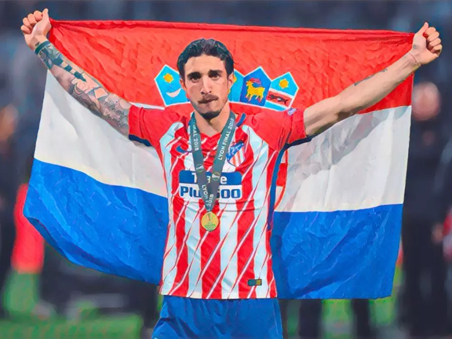 Sime Vrsaljko in campo con la maglia dell’Atletico Madrid dopo la vittoria dell'Europa League 2018