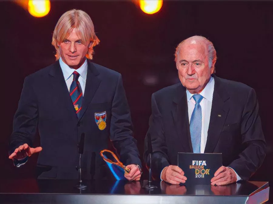 Simone Farina insieme al Presidente della Fifa Josep Blatter alla cerimonia del Pallone d'Oro 2011 