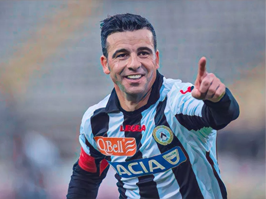 Totò Di Natale esulta con la maglia dell’Udinese, simbolo del calcio di provincia e leggenda della Serie A