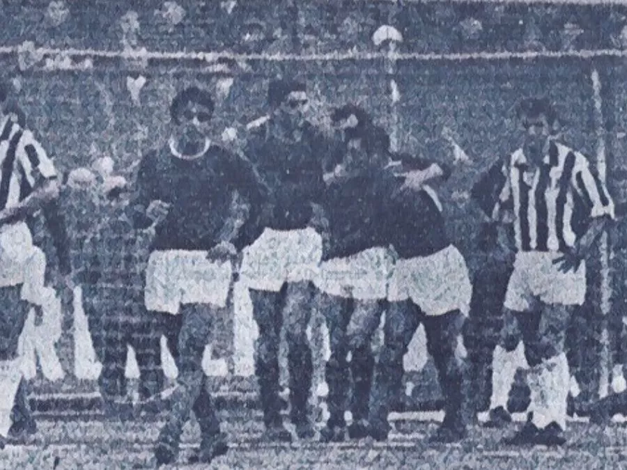 I giocatori del Varese festeggiano la storica vittoria per 5-0 sulla Juventus a Masnago nel 1968