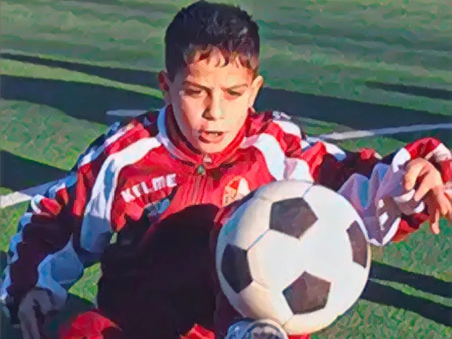 Vincenzo Sarno da bambino con la maglia del Torino nel 1999