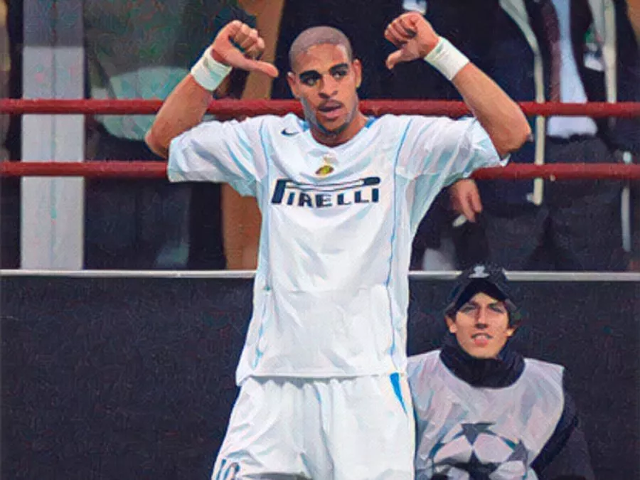 Adriano esulta dopo uno dei gol segnati con l’Inter contro il Porto in Champions League nel 2005