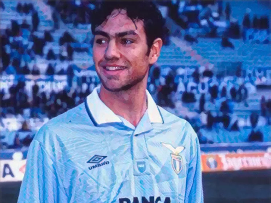 Alessandro Nesta con la maglia della Lazio agli inizi della sua carriera dopo l’esordio in Serie A nel 1994