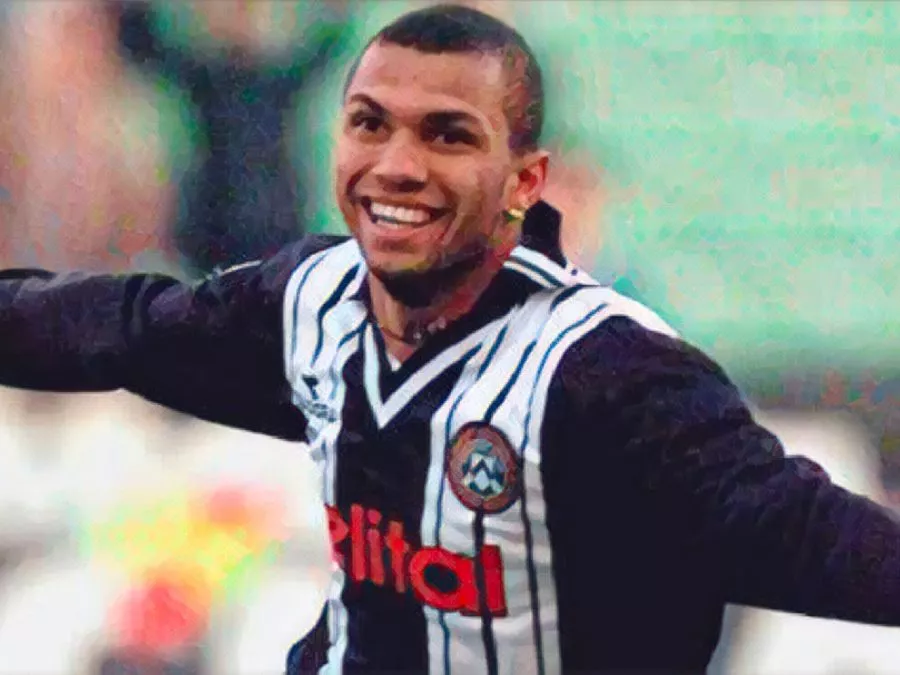 Marcio Amoroso esulta dopo il gol segnato con la maglia dell’Udinese contro il Parma nel 1999