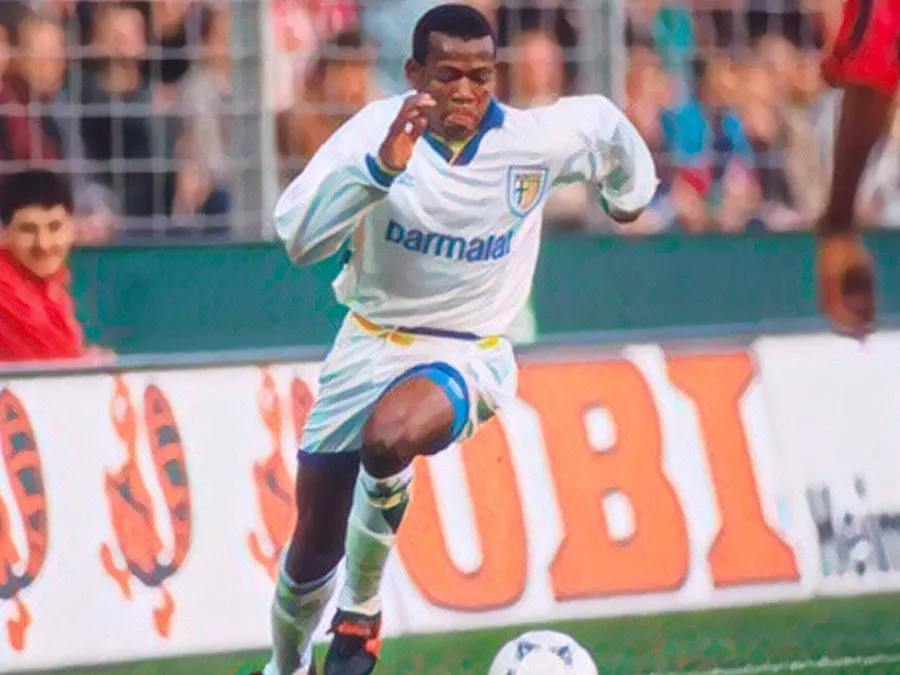 Faustino Asprilla esulta con la maglia del Parma dopo il gol su punizione segnato al Milan a San Siro nel 1993