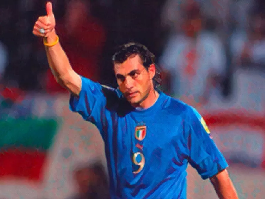 Christian Vieri esulta con la maglia della Nazionale dopo il gol numero 1000 nella storia dell'Italia nel 1997