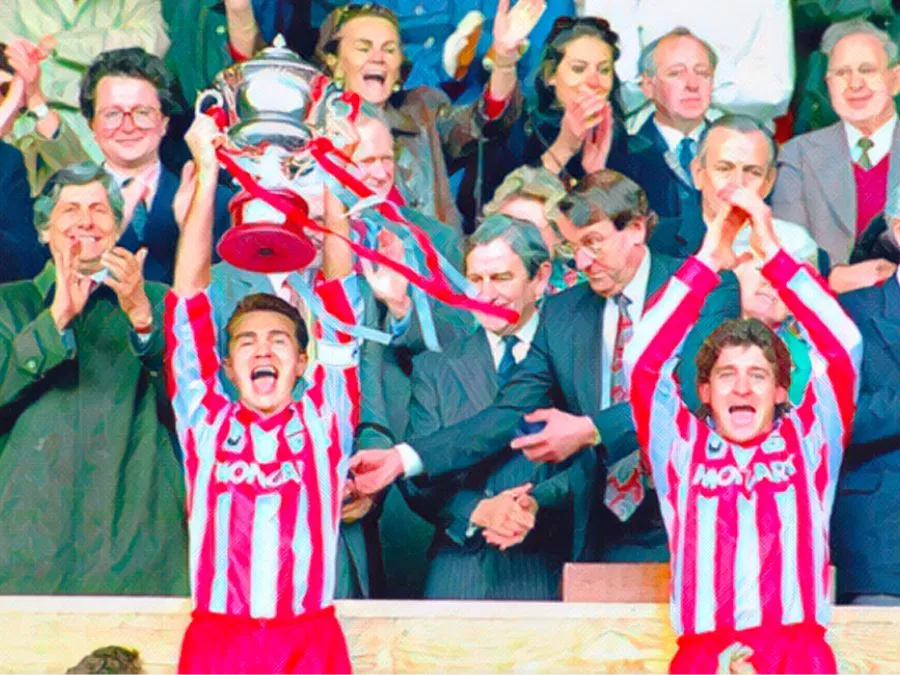 Il Capitano della Cremonese Corrado Verdelli alza la Coppa Anglo-Italiana a Wembley nel 1993