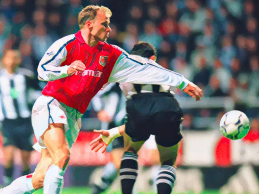 Dennis Bergkamp segna il celebre gol contro il Newcastle il 2 marzo 2002 al St James' Park