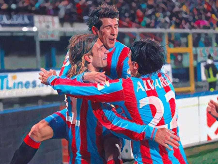 Maxi Lopez, Mariano Izco e Alvarez esultano dopo il gol segnato in Catania Inter 2010