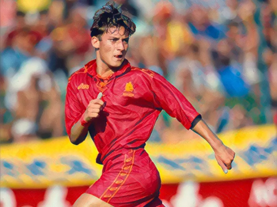 Francesco Totti giovanissimo con la maglia della Roma al debutto in Serie A nel 1993