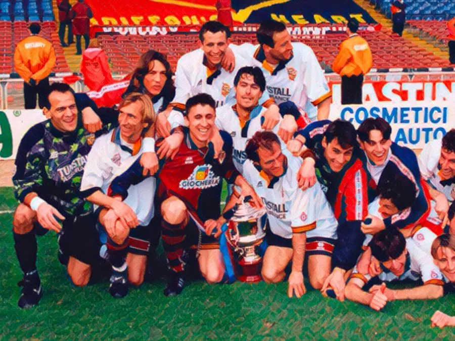 I giocatori del Genoa festeggiano la vittoria della Coppa Anglo-italiana a Wembley nel 1996