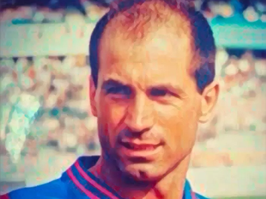 Gigi Marulla con la maglia del Cosenza esulta dopo un gol