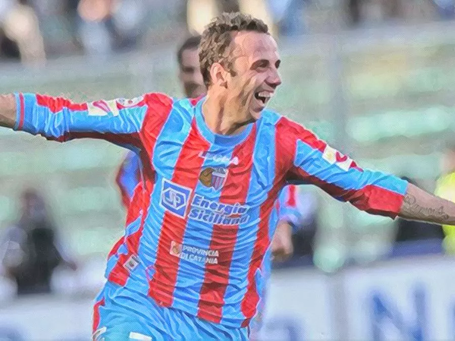 Giuseppe Mascara calcia da oltre 40 metri nel derby Palermo-Catania del 1 marzo 2009 allo stadio Renzo Barbera