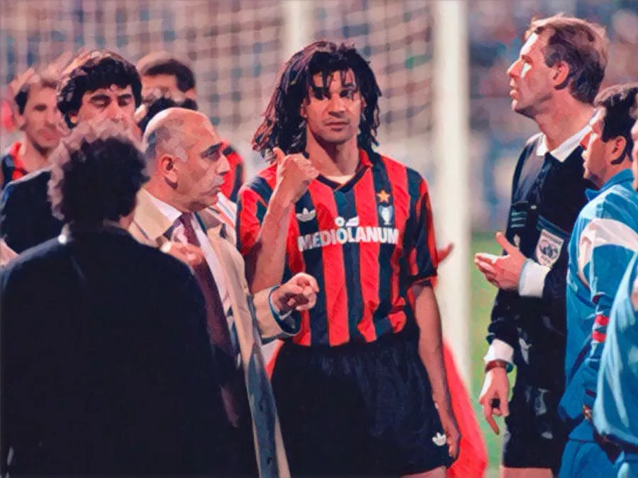 I giocatori del Milan lasciano il campo del Velodrome durante la controversa partita contro il Marsiglia nel 1991