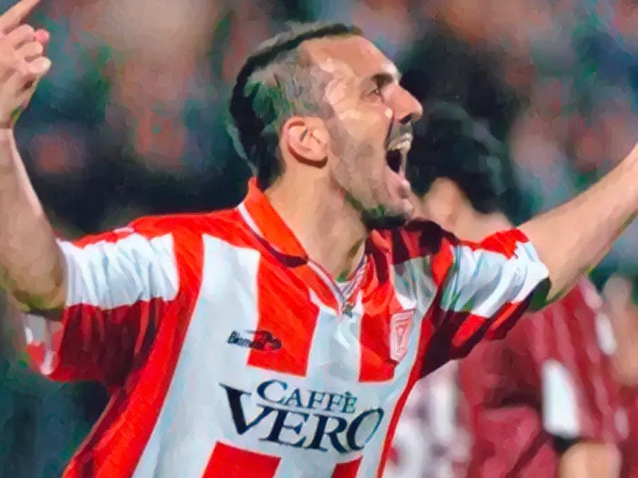 Massimo Margiotta con la maglia del Vicenza esulta dopo un gol