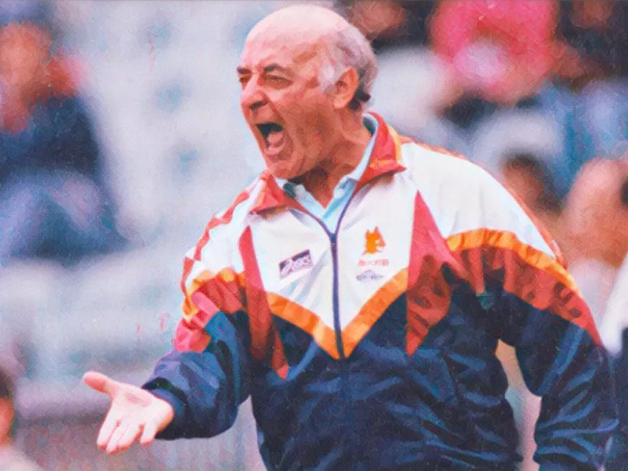 Carlo Mazzone sulla panchina della Roma durante una partita di Serie A negli anni Novanta
