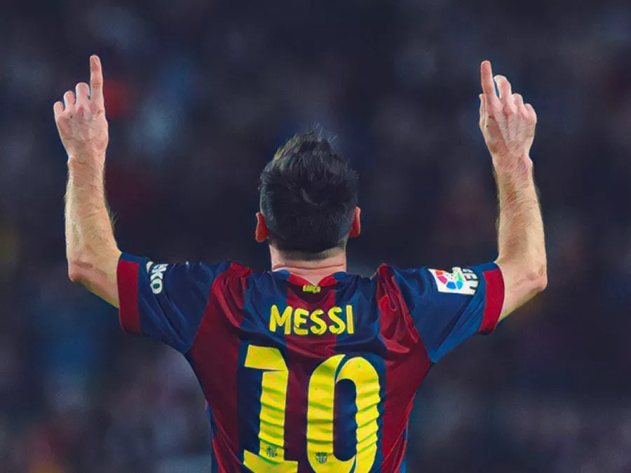 Lionel Messi esulta con la maglia del Barcellona dopo uno dei gol segnati contro l’Osasuna nel 2014