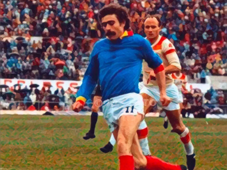 Massimo Palanca esulta dopo uno dei tre gol segnati alla Roma all’Olimpico il 4 marzo 1979