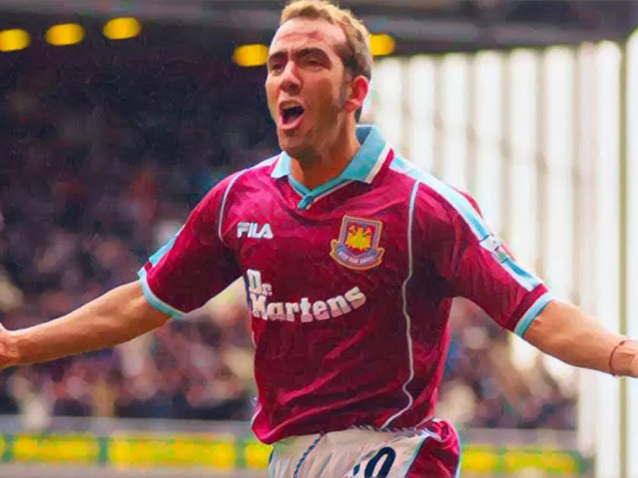 Paolo Di Canio esulta con la maglia del West Ham a Upton Park