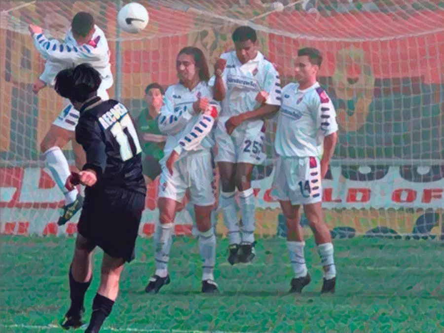 Alvaro Recoba esulta dopo uno dei gol segnati in Venezia Fiorentina del 14 marzo 1999 allo stadio Penzo