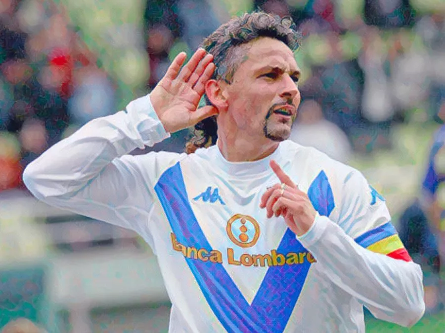Roberto Baggio esulta dopo il gol numero 200 in Serie A segnato in Parma Brescia nel 2004